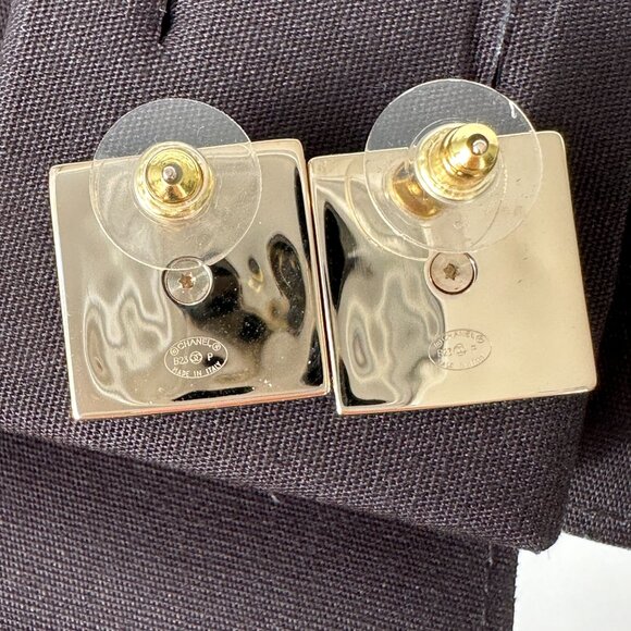 2023P CHANEL RUNWAY SQUARE GOLD CC LOGO WHITE CRYSTALS EARRINGS STUDS - Picture 12 of 14